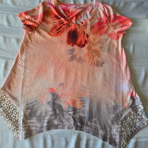 Size Medium (8/10) Time & Tru Brightly Colored V-Neck Short Sleeve Sequined Pull - Picture 2 of 10